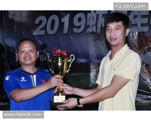 足球明星娜娜的真实身份揭秘她在绿茵场上的精彩表现与个人生活故事